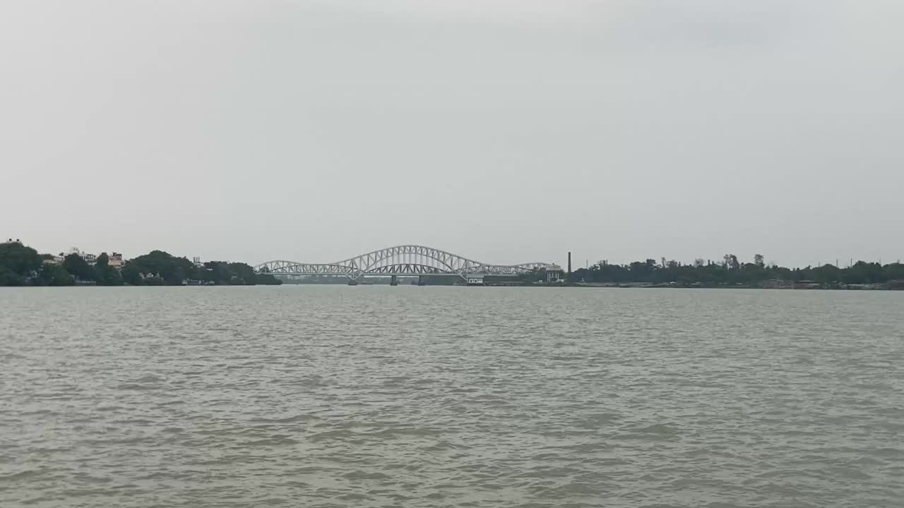 Immagine del Ponte Jubilee, ex ponte ferroviario sul fiume Gange tra Naihati e Bandel nel Bengala Occidentale, India, in una giornata di sole splendente.