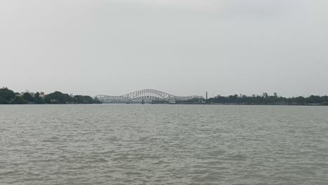 fotografía del puente jubilee, antiguo puente ferroviario sobre el río ganges entre naihati y bandel en bengala occidental, india en un brillante día soleado