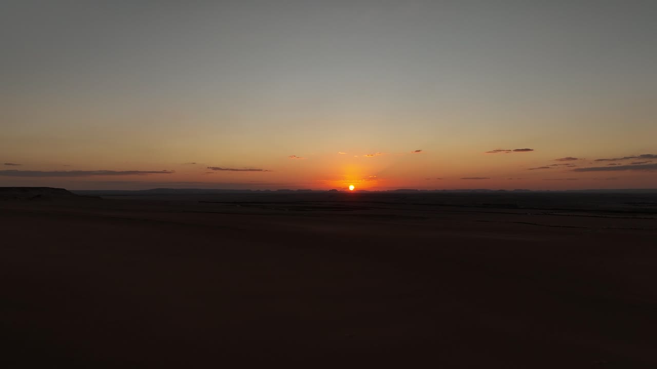 puesta de sol en el desierto: un resplandor ardiente en el horizonte calma nocturna en el deserto