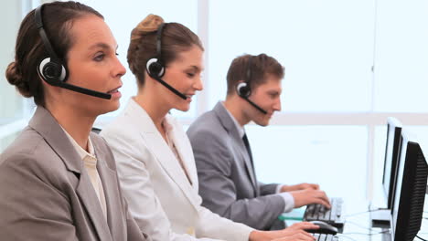 Callcenter-Agenten-Arbeiten-Mit-Computern