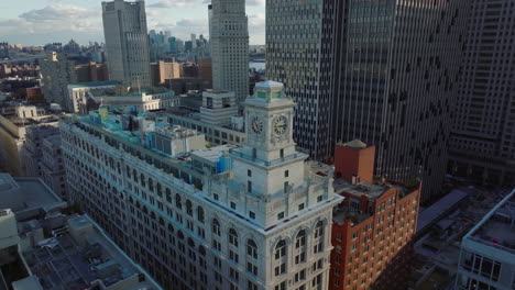 Fliegen-Sie-Nach-Vorne-Zu-Großen-Zifferblättern-Auf-Dem-Uhrturmgebäude.-Hochhaustürme-Im-Hintergrund.-Manhattan,-New-York-City,-Vereinigte-Staaten