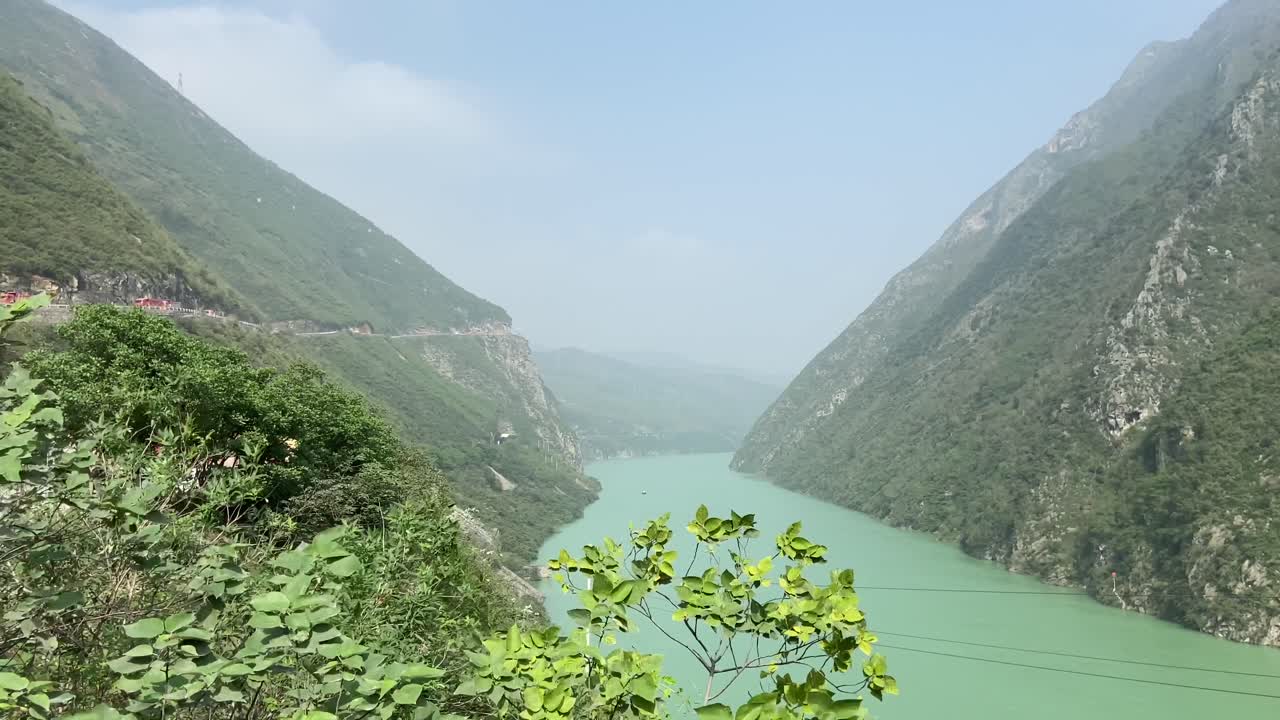 두 산 사이의 우장 강