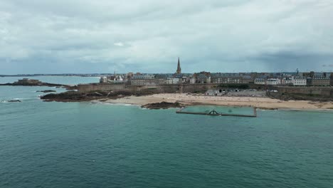 Saltwater-pool-on-beach-of-Saint-Malo-old-city,-Plage-de-Bon-Secours,-France