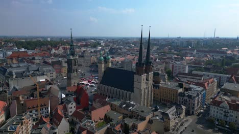 halle - saale - zeigt die ikonischen sehenswürdigkeiten des stadtzentrums mit seinen mittelalterlichen gebäuden