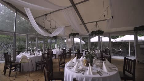 lugar de boda boho con decoraciones de madera y verde