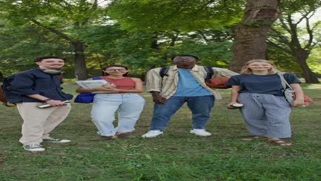 grupo de estudiantes diversos en un parque