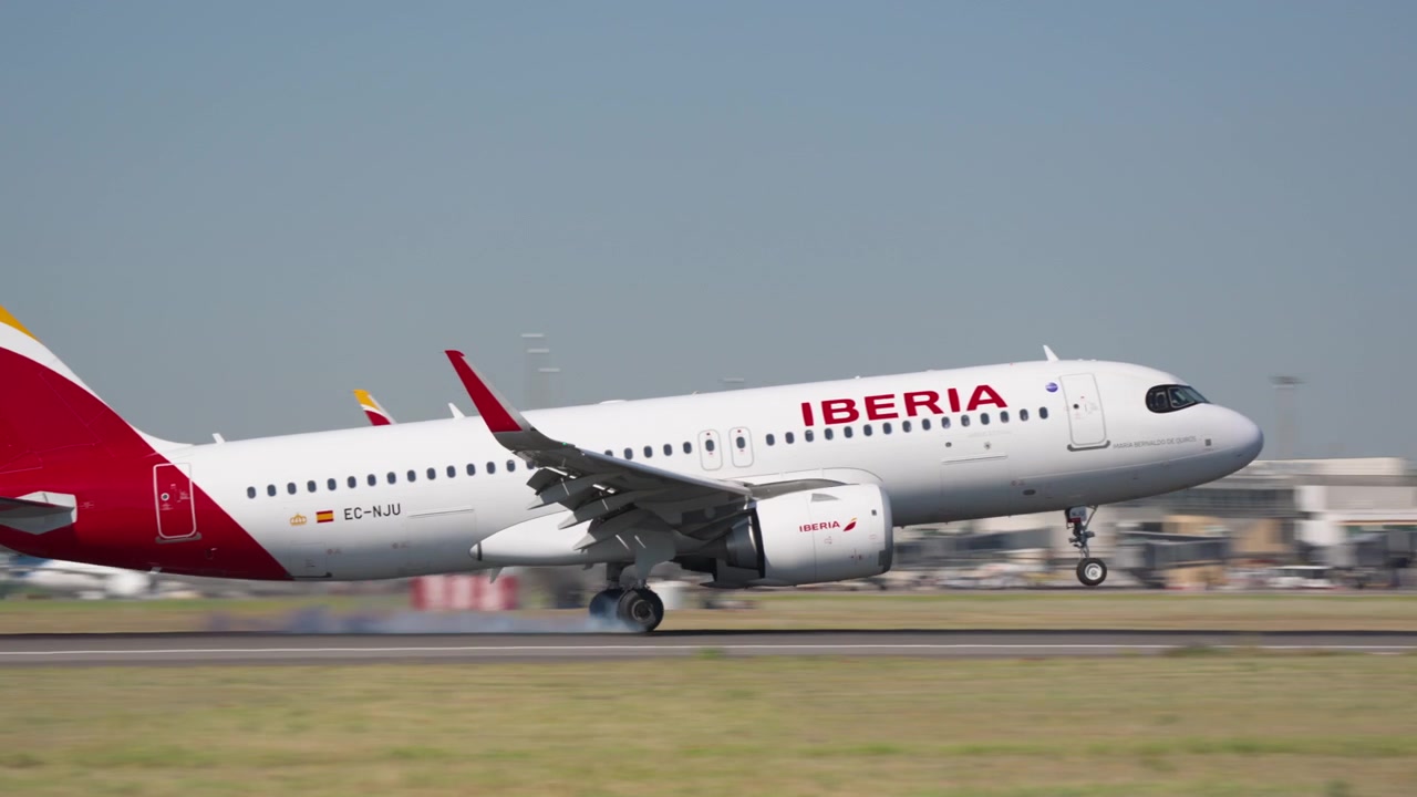 Atterraggio di un aereo di linea commerciale sulla pista di un aeroporto