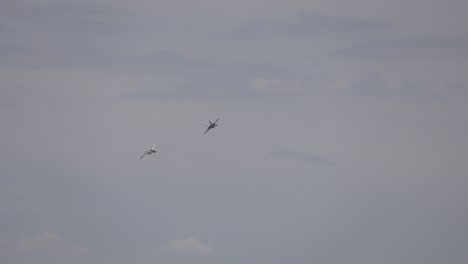 Los-Aviones-De-Combate-Vuelan-Bajo-Y-Lento-En-Formación.