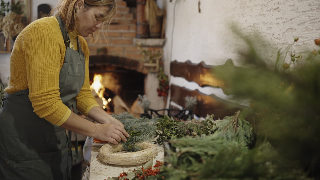 mujer haciendo una corona de Navidad
