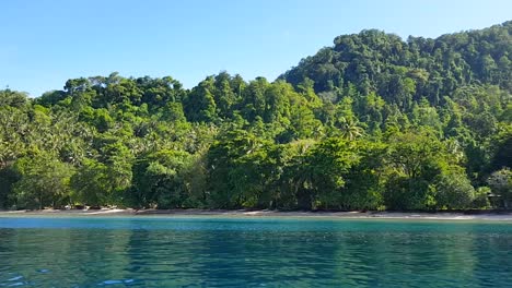 Pintoresca-Isla-Tropical-Remota-Cubierta-De-Densos-árboles-Selváticos-Y-Océano-Turquesa-En-Bougainville,-Papúa-Nueva-Guinea