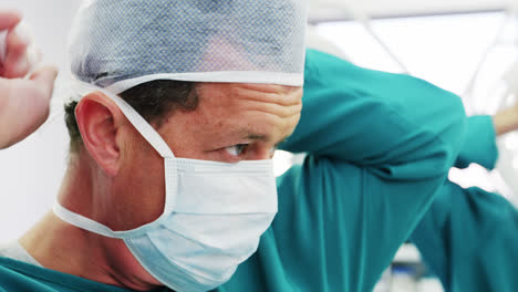 surgeon tying surgical mask