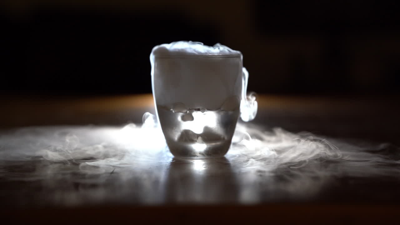 acqua su ghiaccio secco in un bicchiere