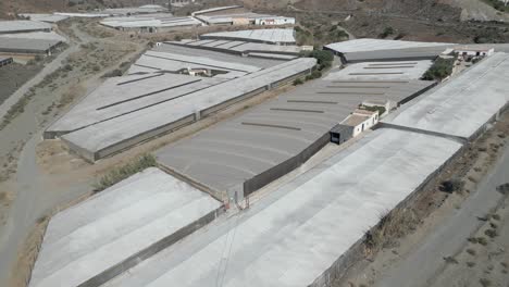 hasta donde alcanza la vista, invernaderos de tamaño industrial en funcionamiento
