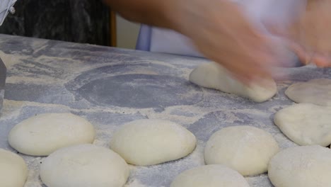 masa cruda, mano para hacer masa cruda