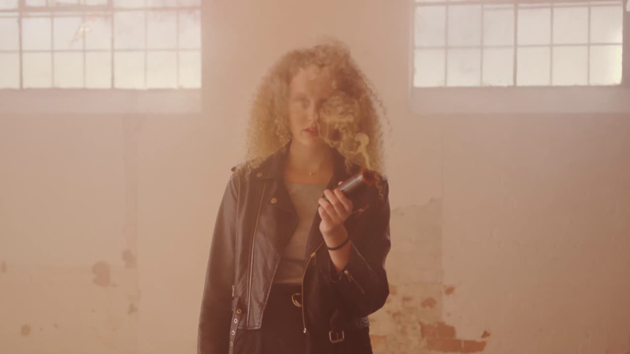 mujer joven de moda en un almacén abandonado