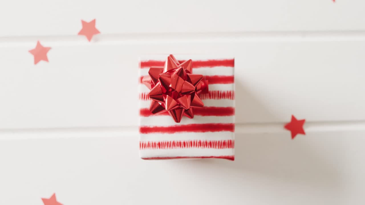 video de regalo de navidad con decoración de navidad y espacio de copia sobre fondo blanco