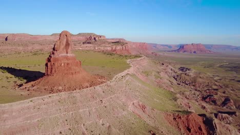 Schöne-Inspirierende-Luft-über-Felsformationen-Im-Monument-Valley-Utah-Bei-Sonnenuntergang-3