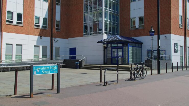 Grandangolo di Lewisham High Street e della stazione di polizia in una giornata di sole, Londra sud-est.