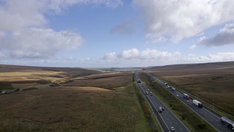 Imágenes-De-Vídeo-Aéreas-De-La-Autopista-M62-En-Su-Cumbre,-La-Autopista-Más-Alta-De-Inglaterra