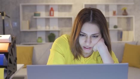 Positive-Junge-Frau,-Die-Im-Heimbüro-Arbeitet.