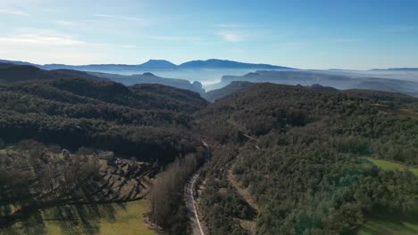 Die-Region-Tavertet-In-Barcelona-Mit-Ihren-üppigen-Hügeln-Und-Kurvenreichen-Straßen,-Luftaufnahme