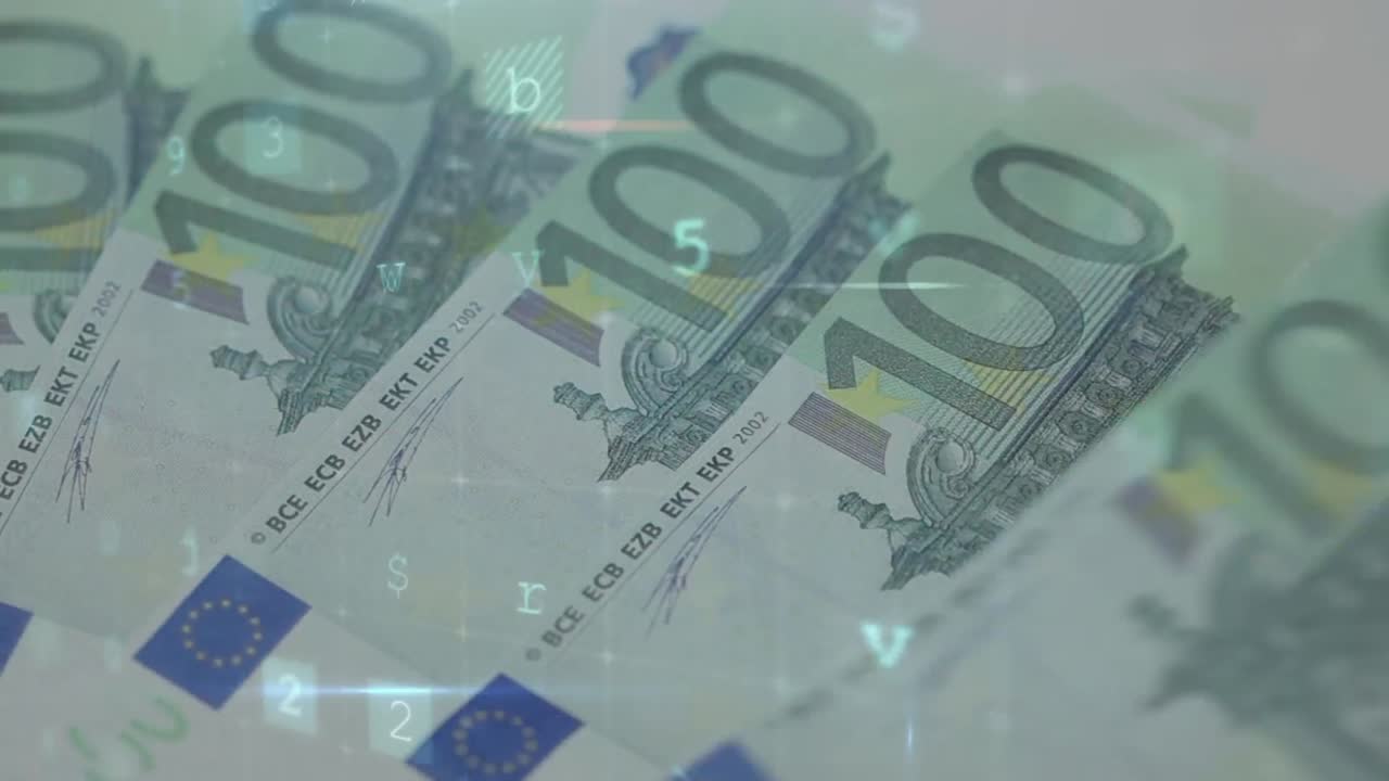 animación del procesamiento de datos en movimiento sobre billetes de banco