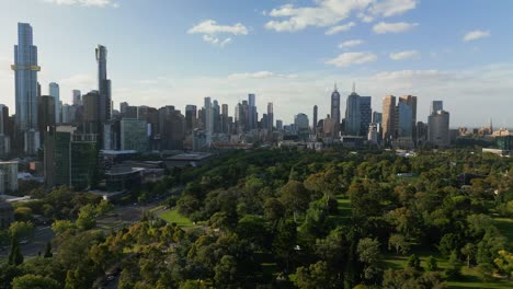 Vista-Aérea-De-Los-Jardines-Botánicos-Y-El-Horizonte-De-La-Ciudad-En-Melbourne,-Victoria,-Australia