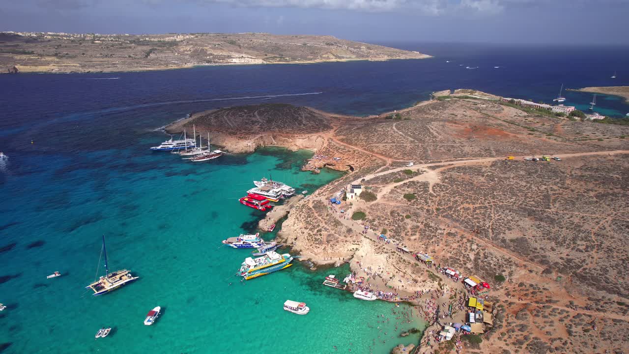 aérea sobre la hermosa laguna azul vibrante en la isla de comino, malta