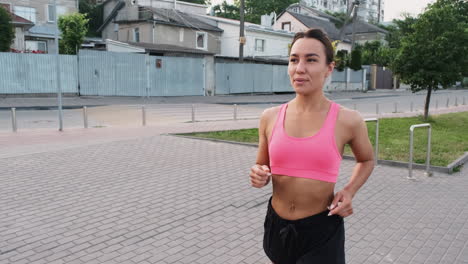 Hermosa-Mujer-Deportiva-Corriendo-En-La-Ciudad-Por-La-Mañana