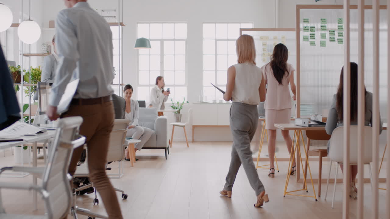 uomini d'affari che si stringono la mano dirigenti aziendali che salutano il cliente che si godono l'opportunità di partnership in un ufficio affollato