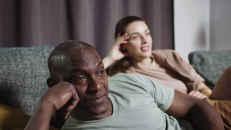 gente viendo películas en casa