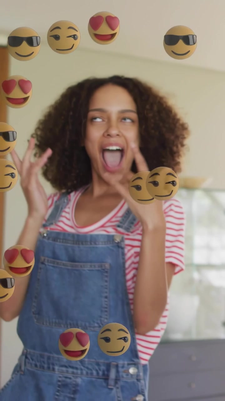 Video verticale: Donna in salotto che parla e applaude, disegnando emoji intorno alla testa per marketing.