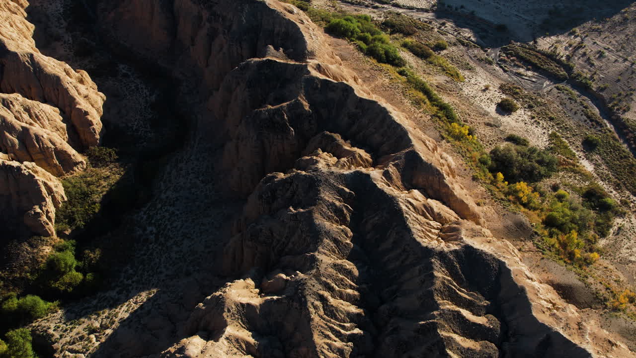 revelación aérea de la inclinación del cañón zhabyr en el parque nacional de charyn, en el soleado kazajstán