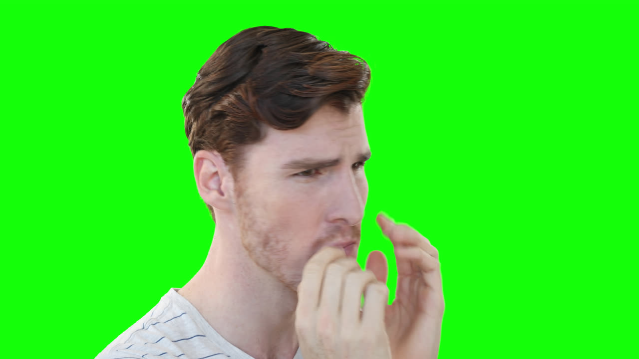 초록색 배경 에 있는 걱정 한 백인 남자