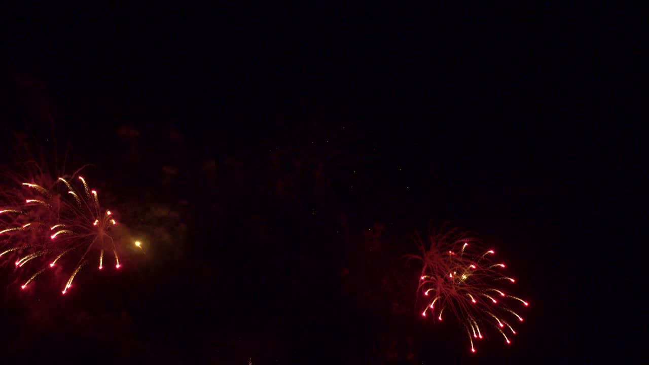 hermosa exhibición de trabajo de fuego colorido por la noche para la celebración en el festival