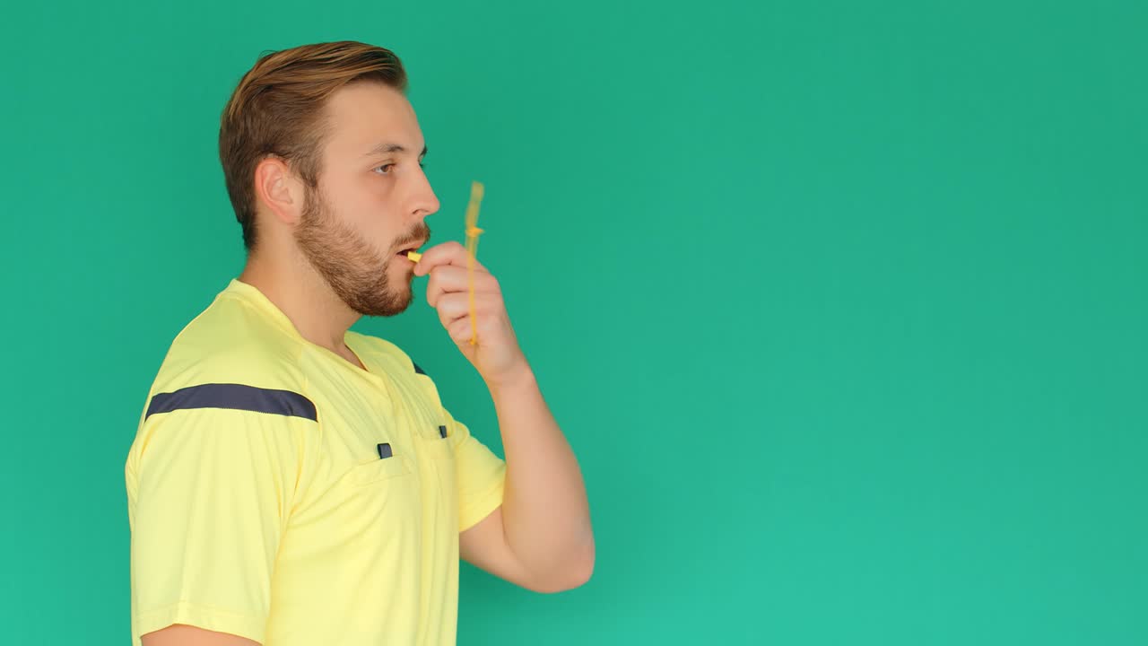 el árbitro de fútbol en la pantalla verde silba y muestra el penalti, 4k