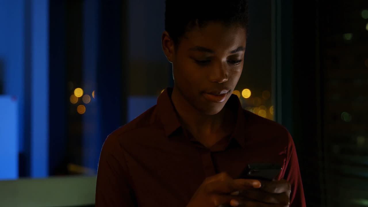 Dirigente donna che usa il telefono cellulare in ufficio 4k