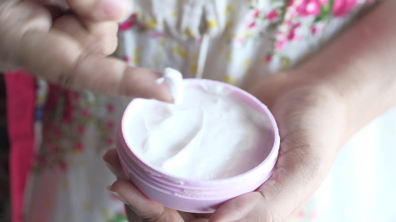 mujer aplicando crema
