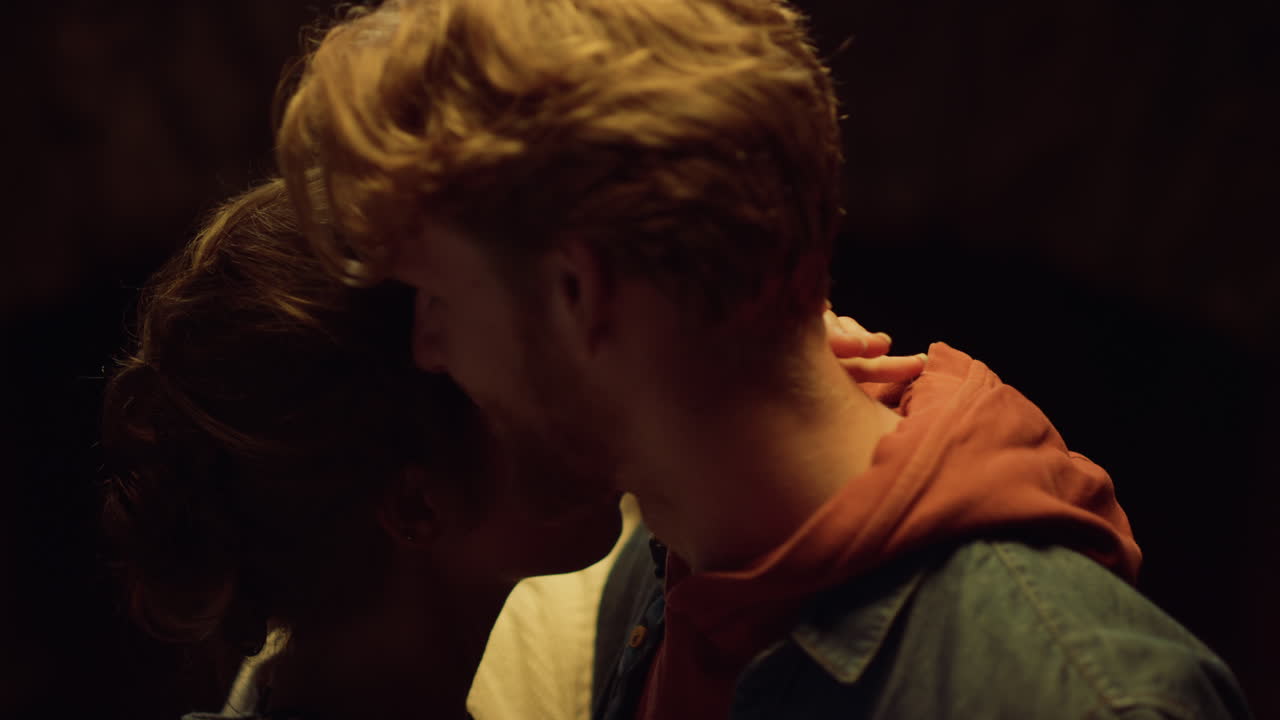 다정한 연인들은 낭만적인 밤에 가까이서 춤을 춥니다. 부부는 겨울 휴가를 즐깁니다.