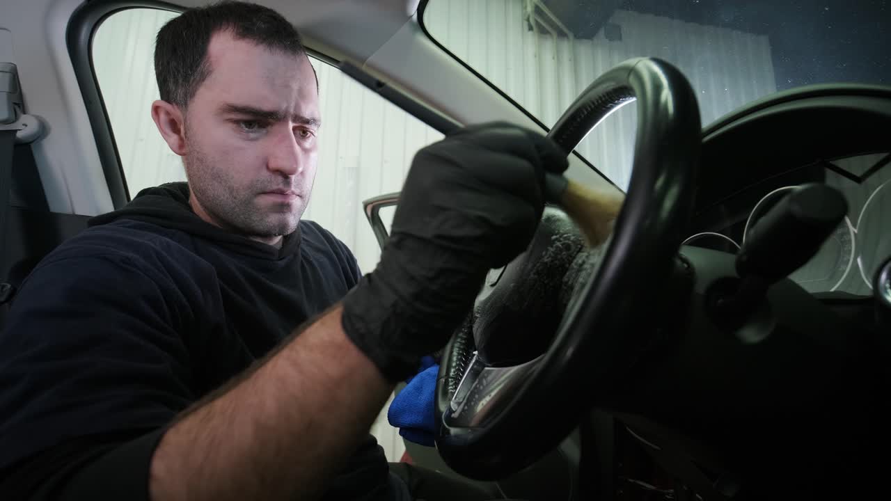 전문적인 자동차 청소. 샤워. 인테리어 세부 사항. 자동차 인테리어를 건조 청소 및 세부 사항; 깊은 좌석 청소; 자동차 세탁에서 거품을 는; 먼지에서 자동차 패널을 청소하는; 진공청소기