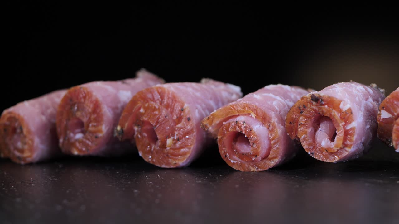 la carne de mármol está saturada de rodillos de carne