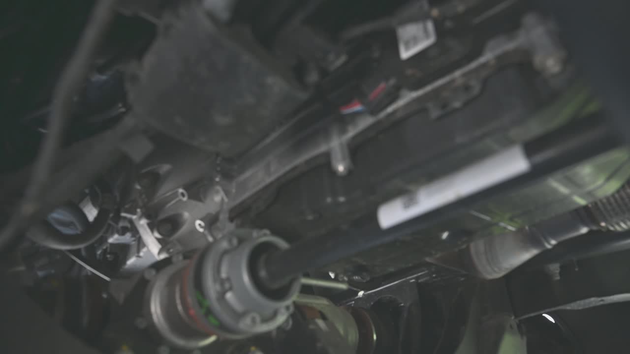 mecánicos complejos de transmisión de 4 ruedas bajo una furgoneta