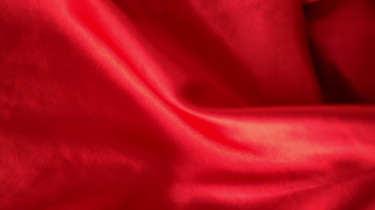 Seta rossa che ondeggia nel vento