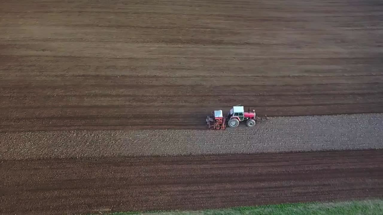 트랙터 쟁기질 공중 촬영