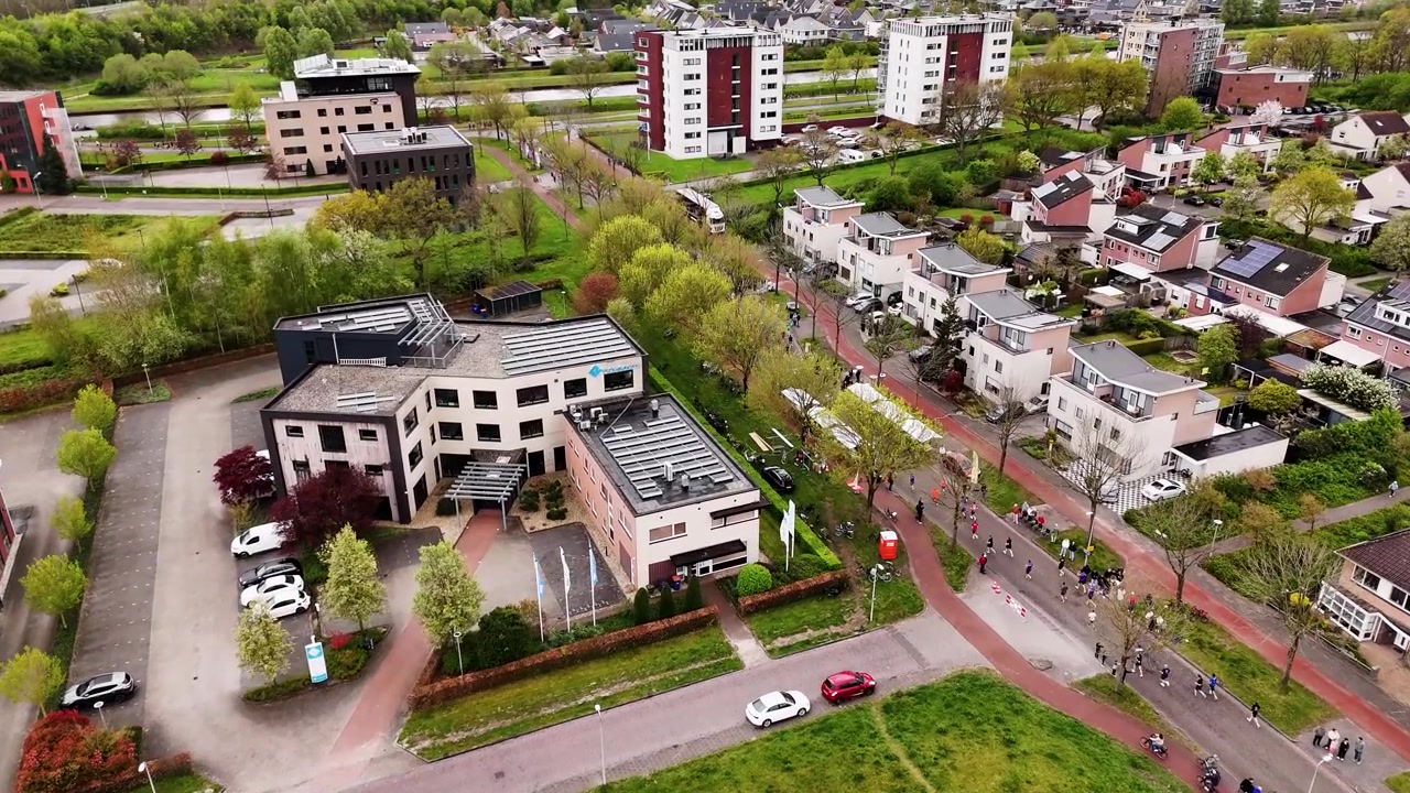 Letecký pohled na komunitní událost v předměstské čtvrti