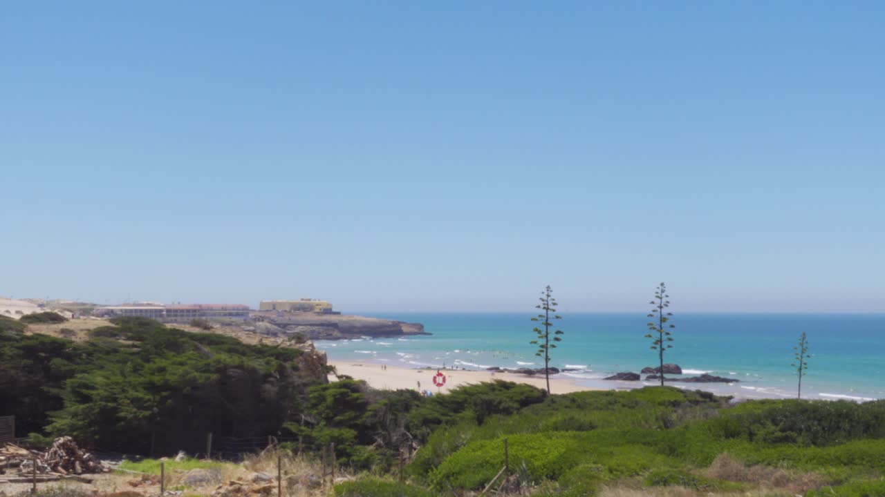 화창한 여름날 유명한 긴초 해변의 전망