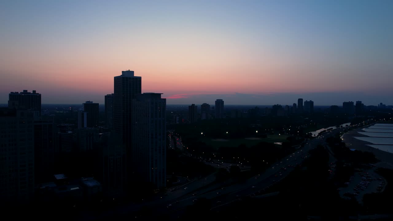 Escena urbana al atardecer del Parque Lincoln de Chicago y Lakeshore Drive