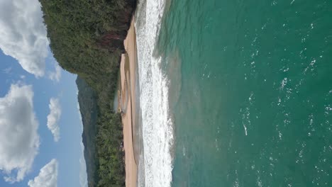 Toma-Vertical-Del-Río-San-Juan-Que-Desemboca-En-La-Playa-El-Valle,-Samana,-República-Dominicana