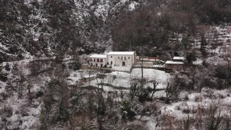aéreo - pueblo de virpazar en invierno nevado, montañas, bar, montenegro, reversa