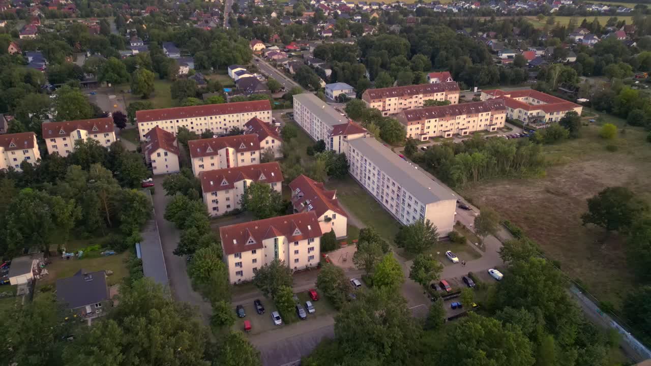 독일 브란덴부르크의 세트 주거 지역, 지붕, 울창한 초록색, 그리고 도로 네트워크를 보여주는 아름다운 공중 전망 비행 드론 촬영 영상